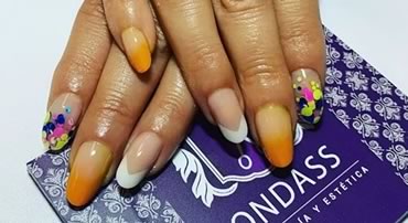 uñas de porcelana en las palmas