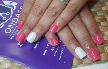 uñas de porcelana en las palmas